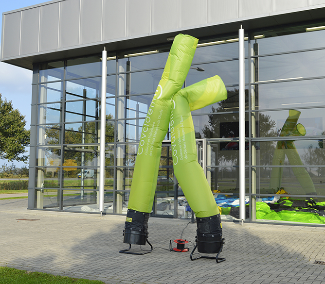 Un skydancer gonflable pour un salon extérieur afin de faire de la promotion publicitaire.